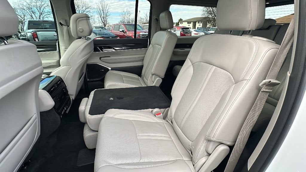 2023 Jeep Wagoneer 4x2