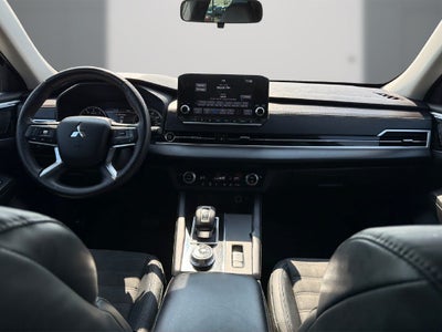 2023 Mitsubishi Outlander SE